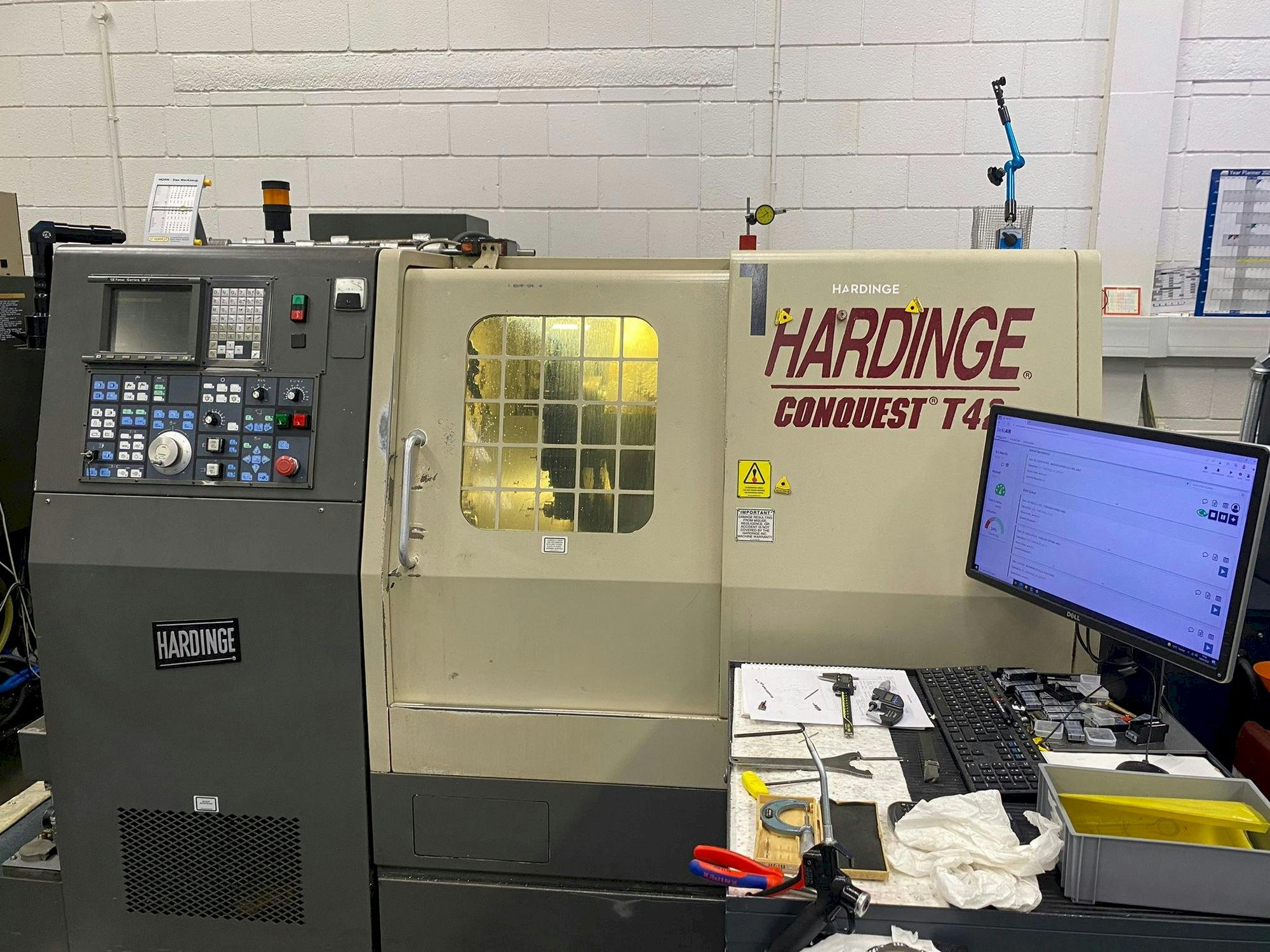 Vista frontale della macchina HARDINGE Conquest T42