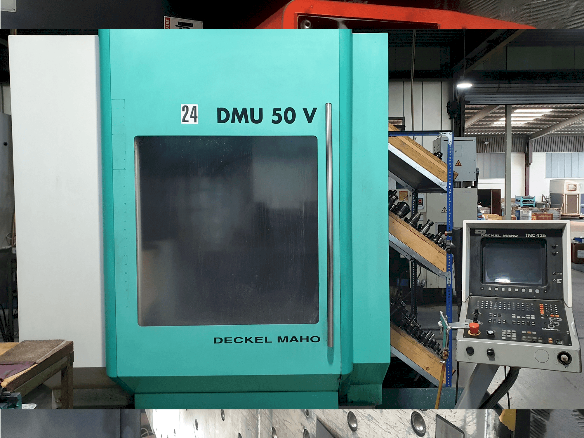 Vista frontale della macchina DECKEL MAHO DMU 50 V