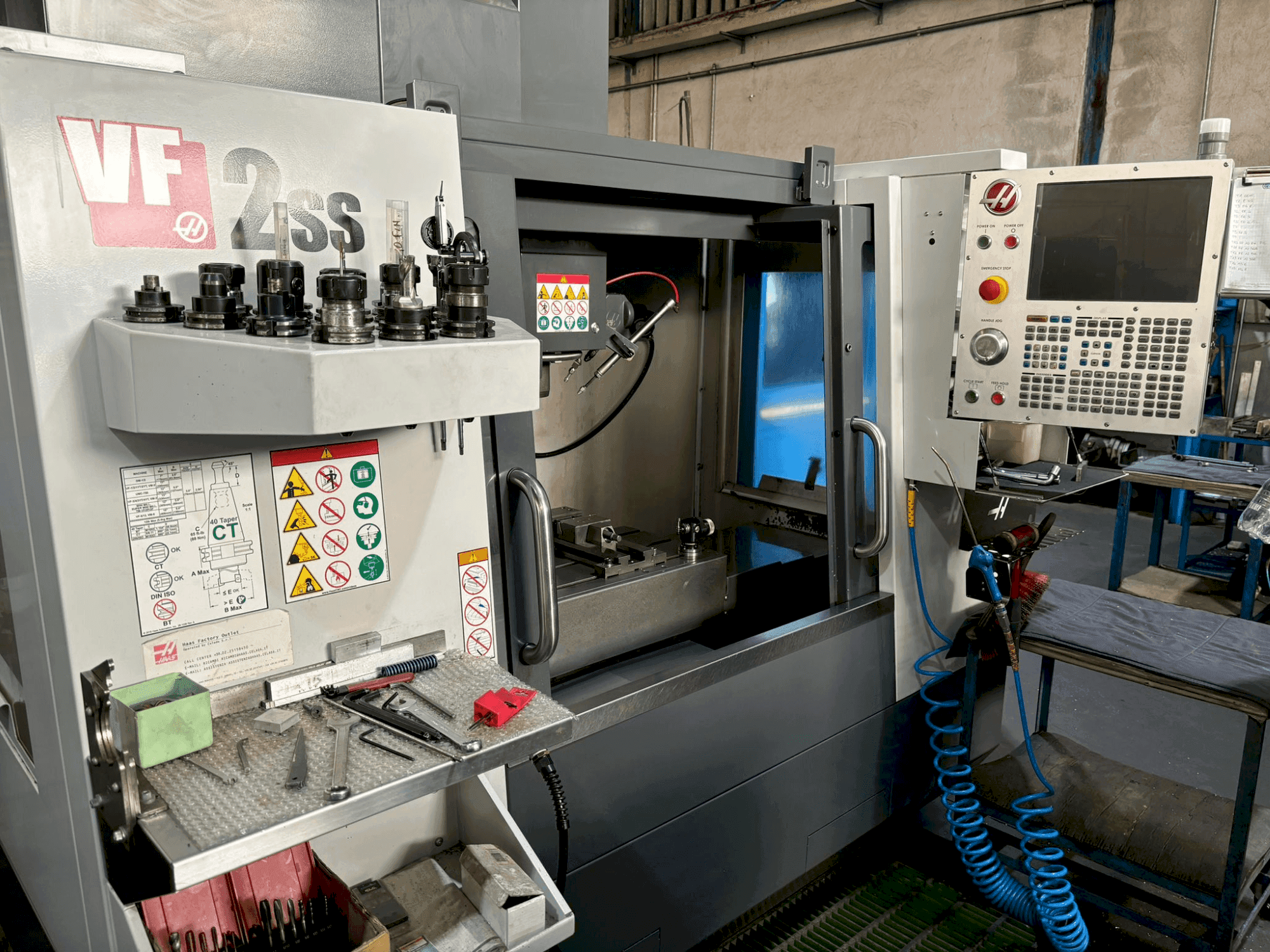 Vista frontale della macchina HAAS VF-2SS