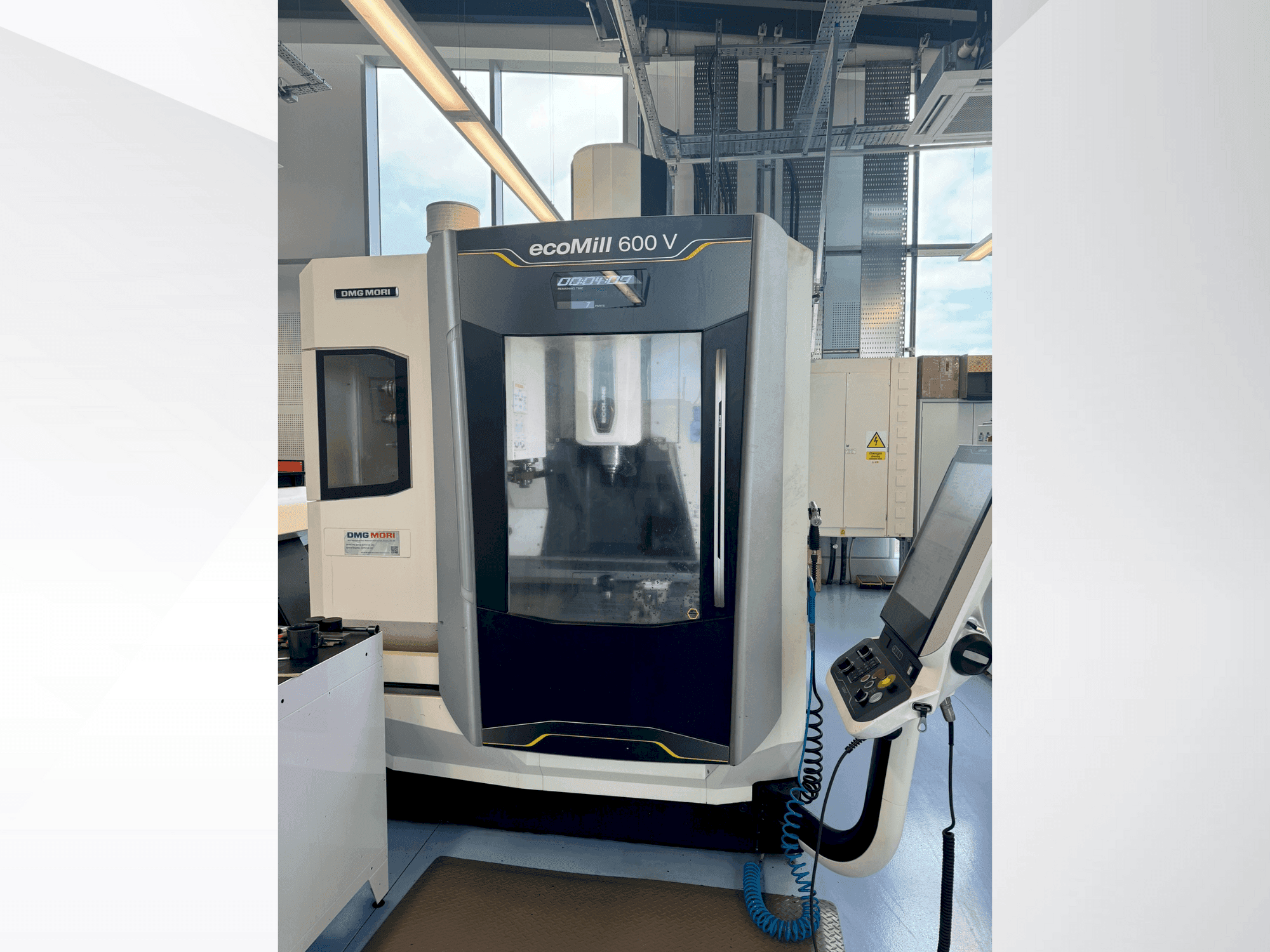 Vista frontale della macchina DMG MORI ecoMILL 600V