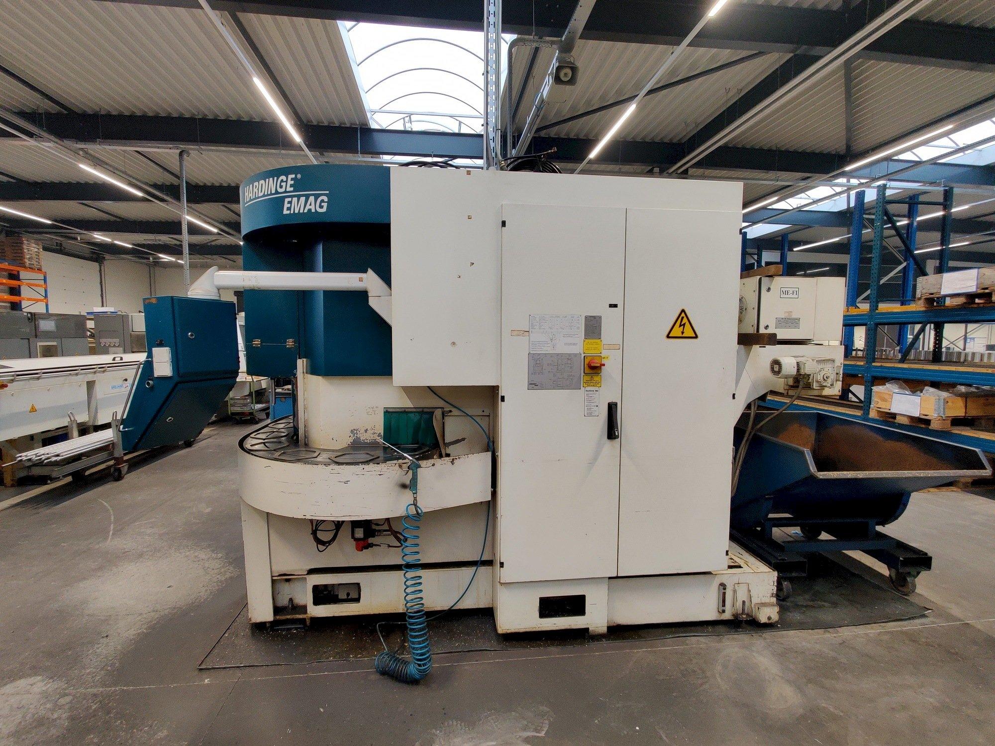 Vista frontale della macchina Hardinge Emag VL 5