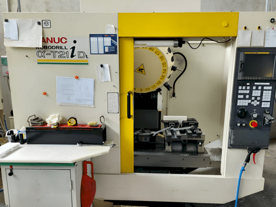 Vista frontale della macchina FANUC Robodrill Alpha T21iD