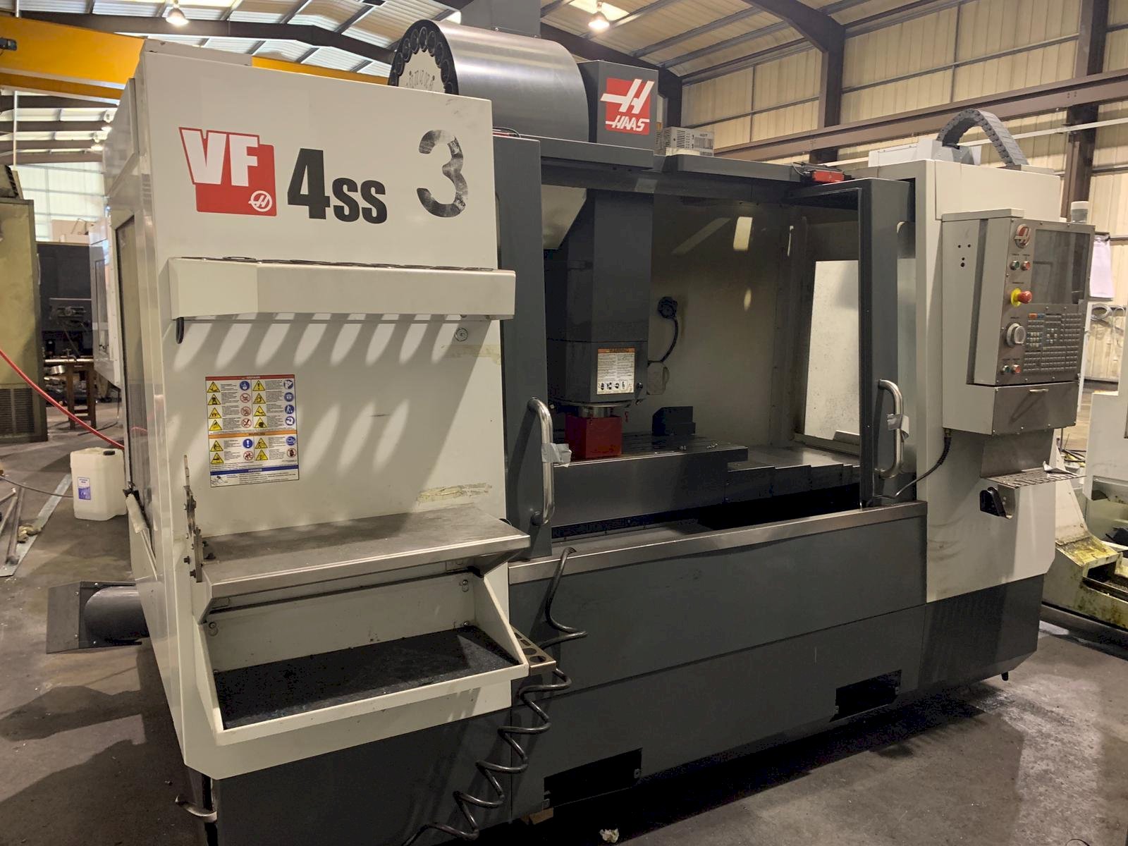 Vista frontale della macchina HAAS VF-4SS