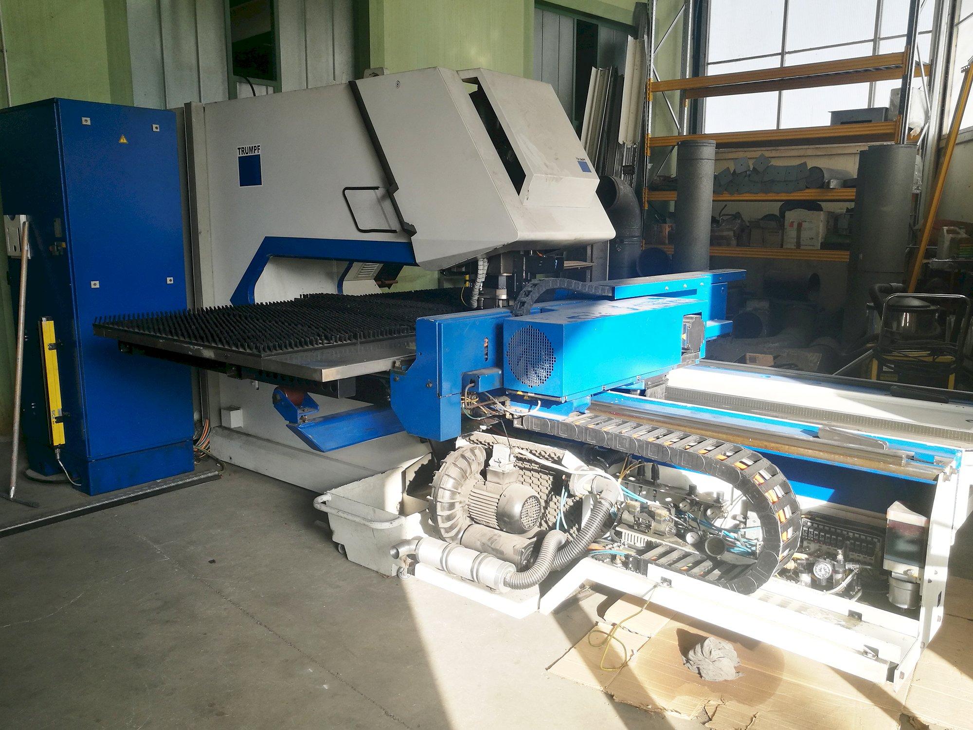 Vista lato sinistro della macchina Trumpf Trumatic 2000R