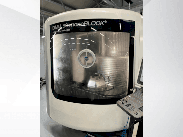 Vista frontale della macchina DMG MORI DMU 80 Monoblock