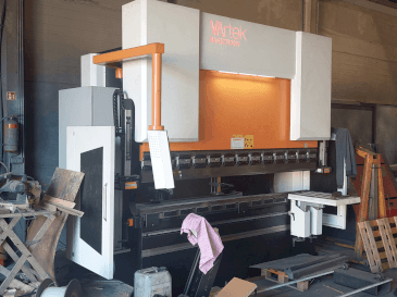 Vista frontale della macchina VARTEK BasicForm 2600 / 135 CNC