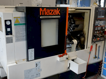 Vista frontale della macchina Mazak QUICK TURN SMART 200 ML
