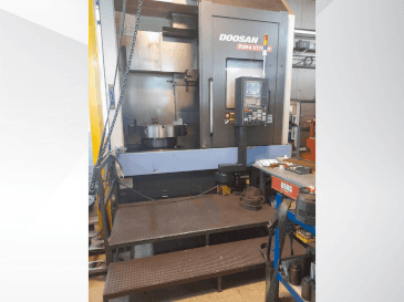 Vista frontale della macchina DOOSAN VT1100M