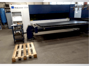 Vista frontale della macchina TRUMPF TruLaser 2030 Fiber