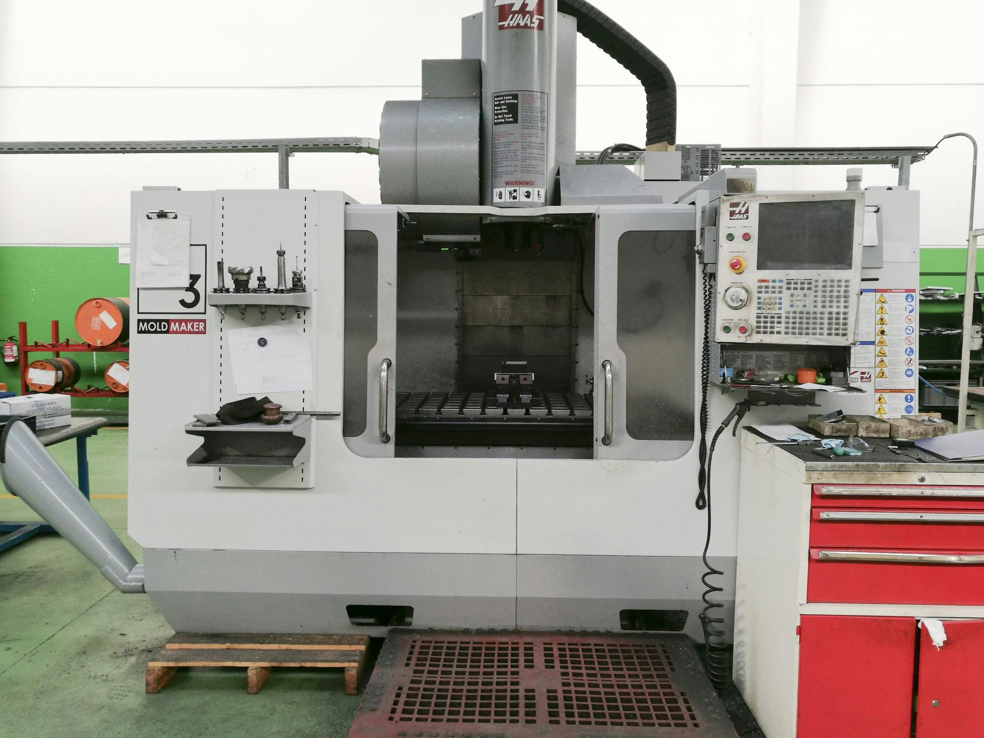 Vista frontale della macchina HAAS VM-3HE