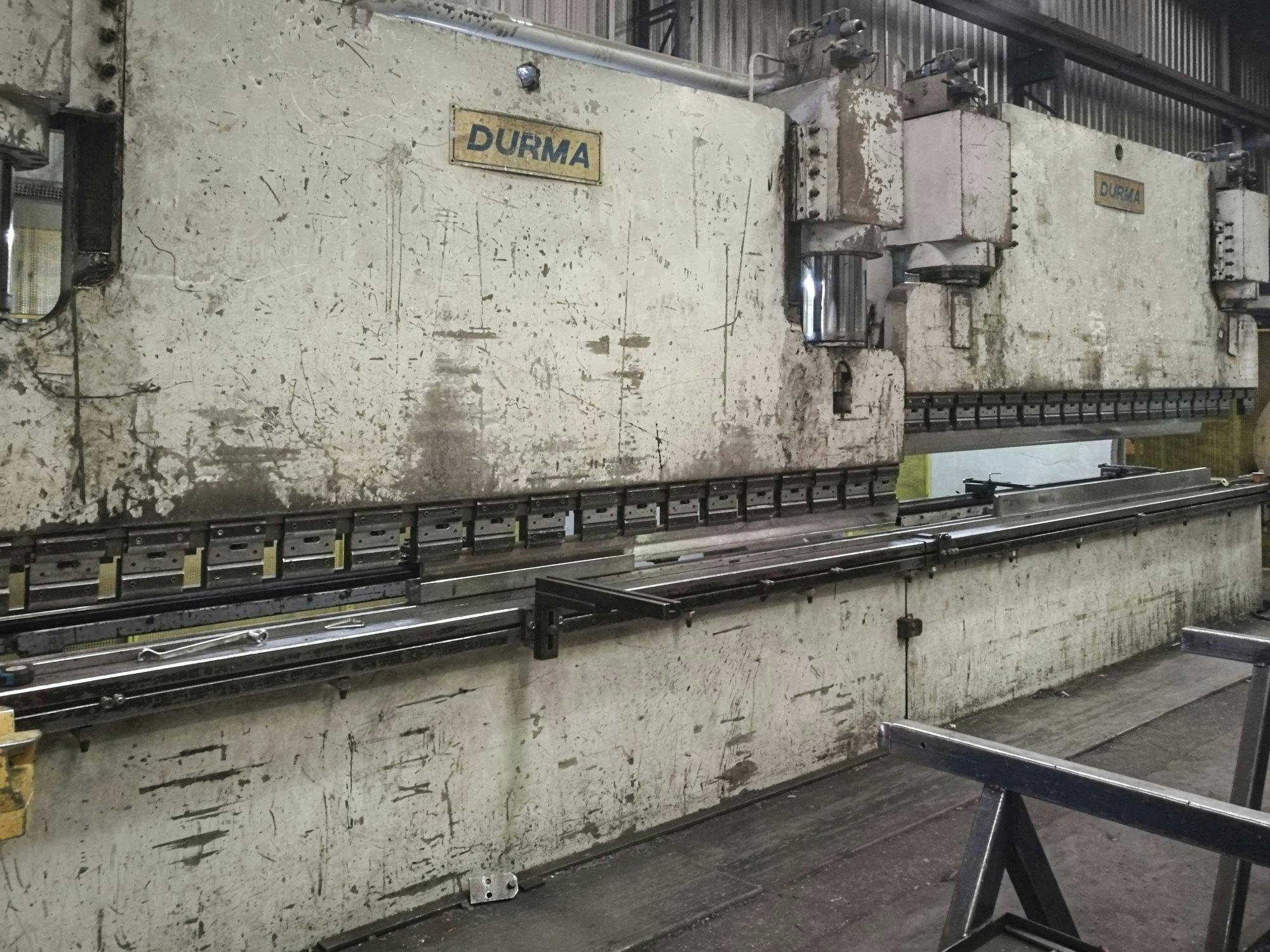 Vista lato sinistro della macchina Durma CNC T HAP 40400