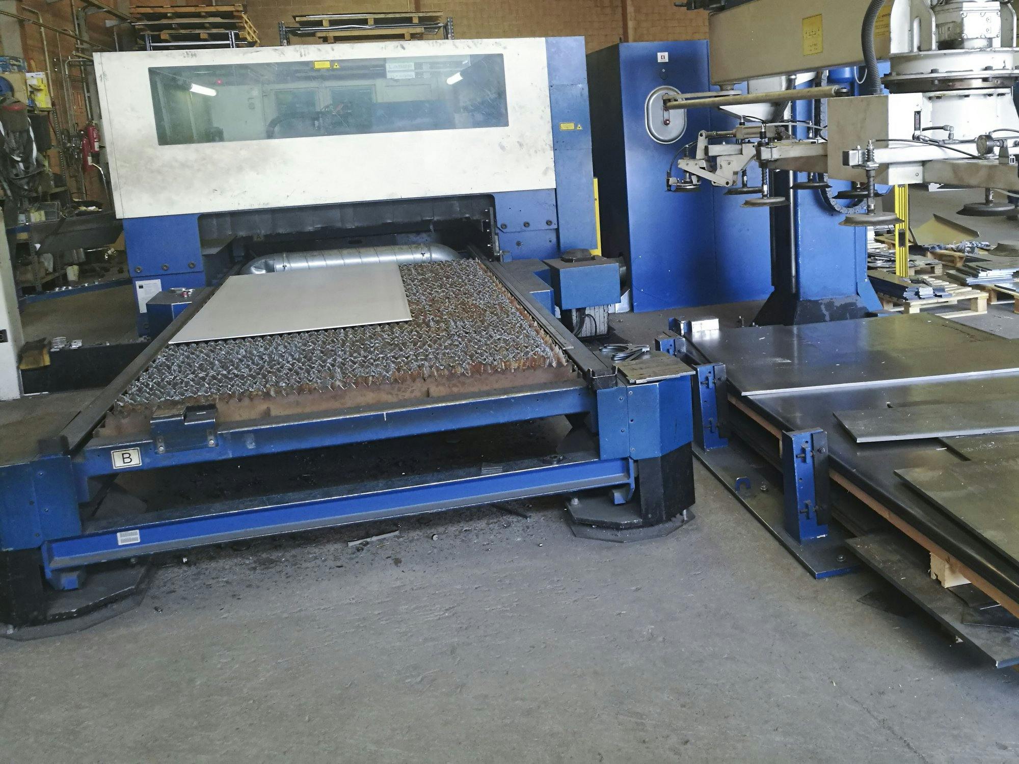 Vista frontale della macchina Trumpf Trumatic L3050