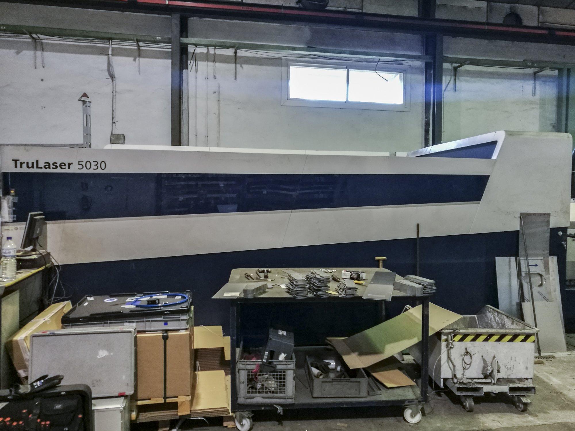 Vista laterale destra della macchina Trumpf TruLaser 5030 fiber