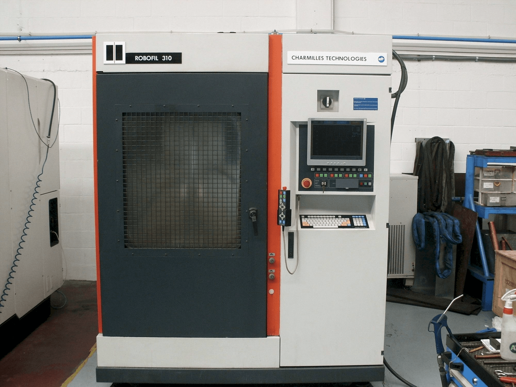 Vista frontale della macchina CHARMILLES Robofil 310