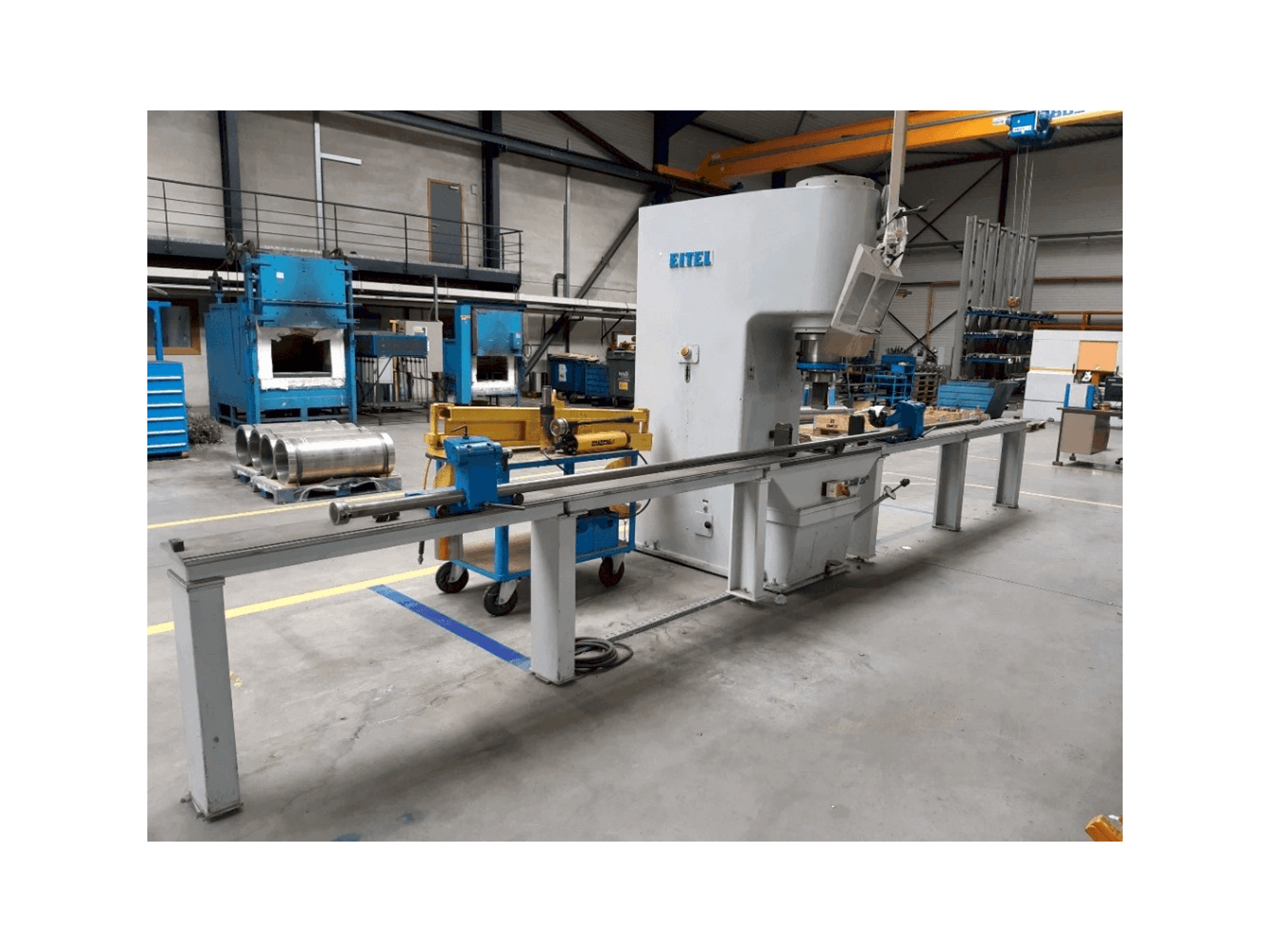 Vista frontale della macchina EITEL-PRESS RP 100