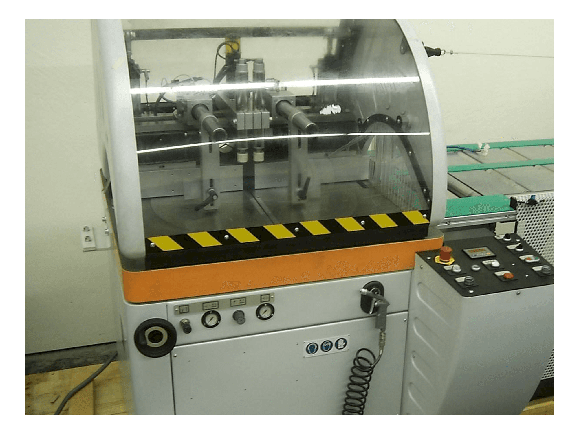 Vista frontale della macchina KASTO alu U 20