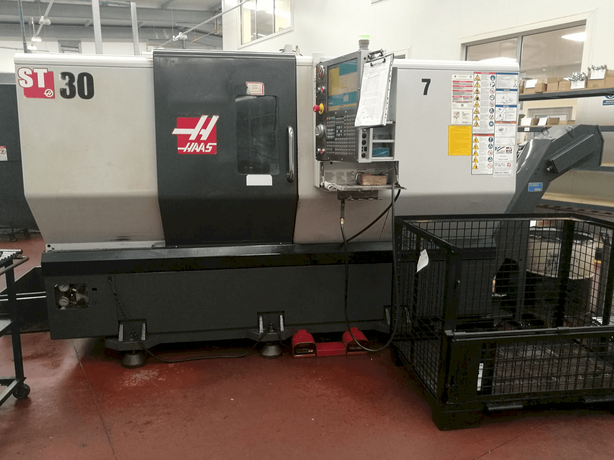 Vista frontale della macchina HAAS ST-30