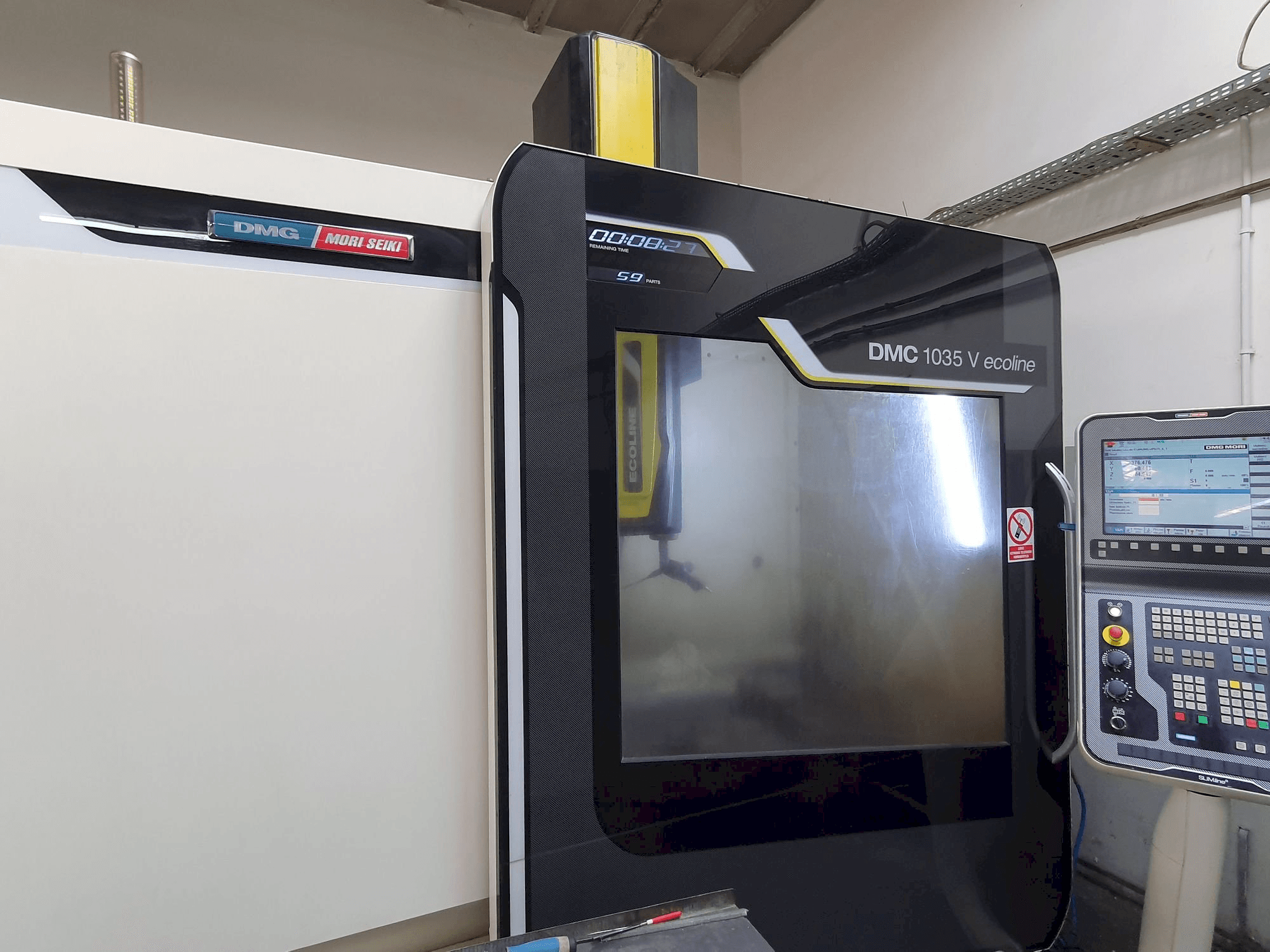 Vista frontale della macchina DMG MORI DMC 1035V Ecoline
