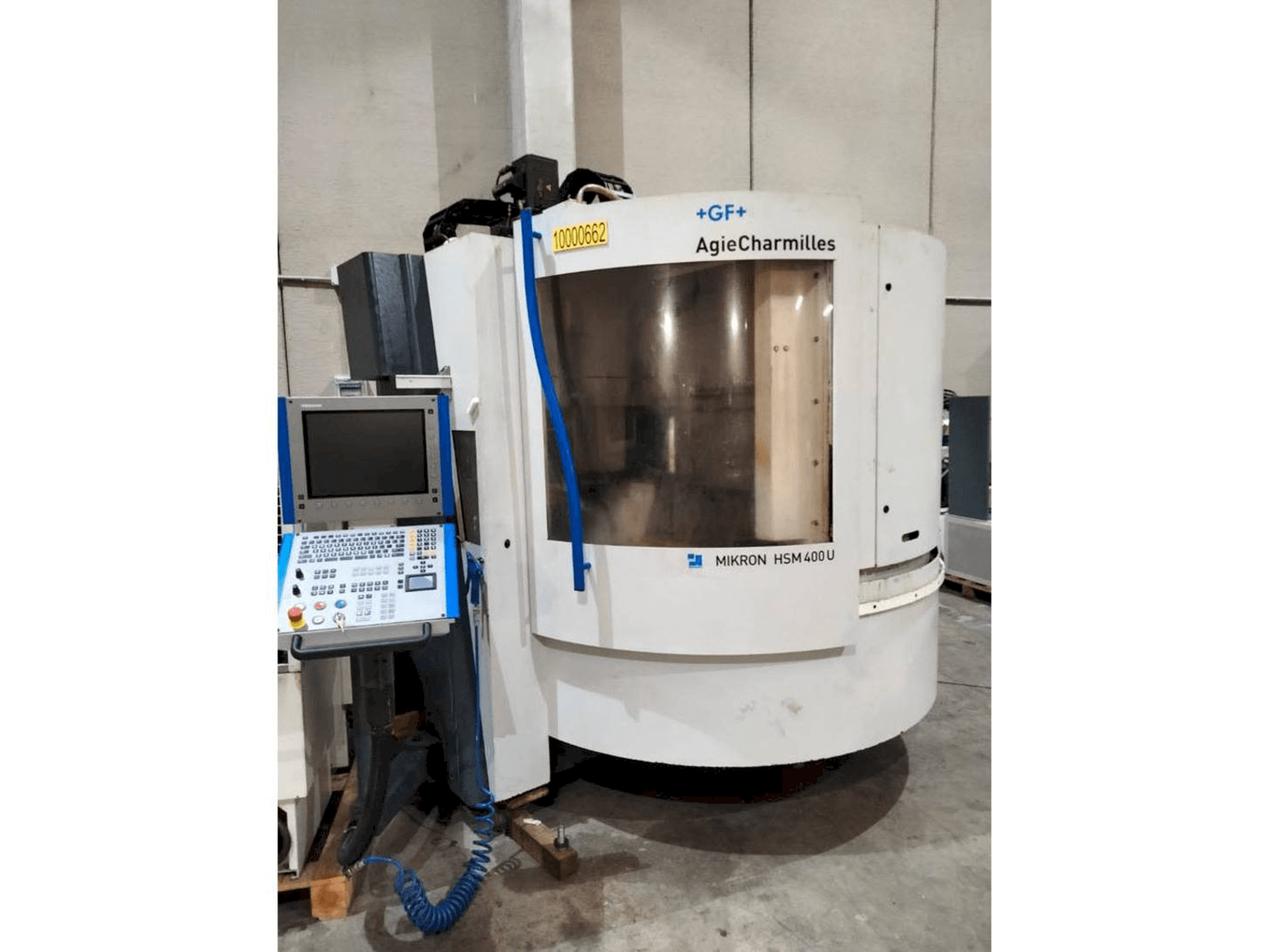 Vista frontale della macchina MIKRON HSM 400 U